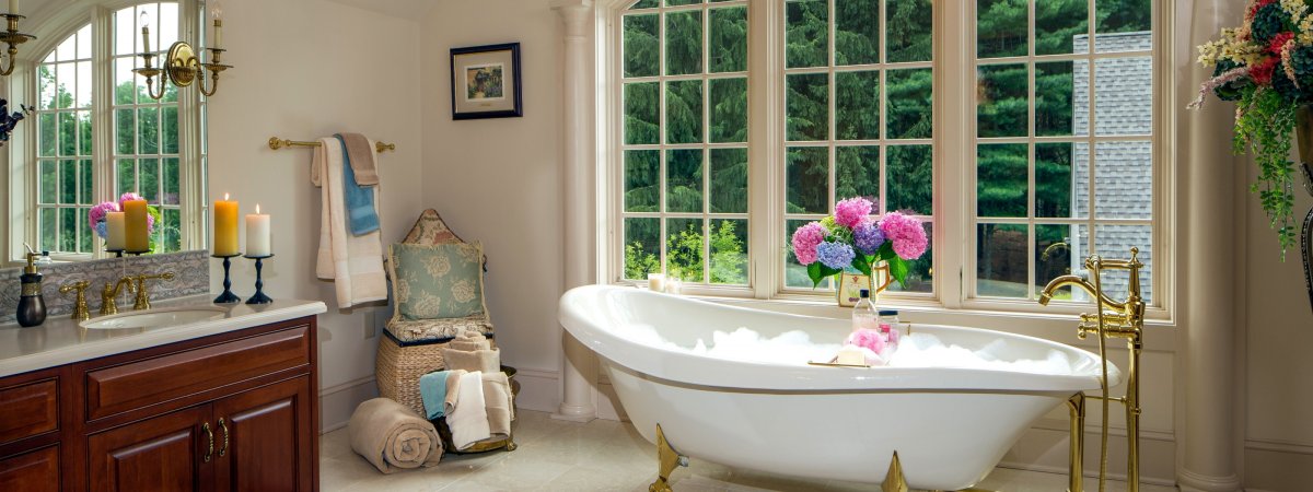 Окно в ванной комнате в частном доме