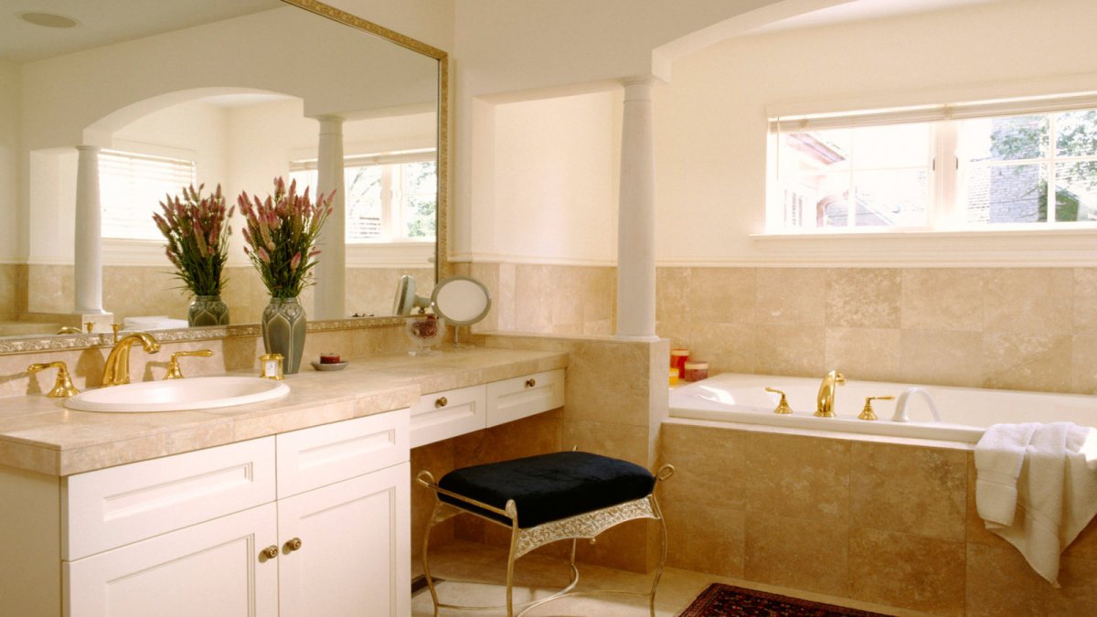 Раковина под окном в ванной