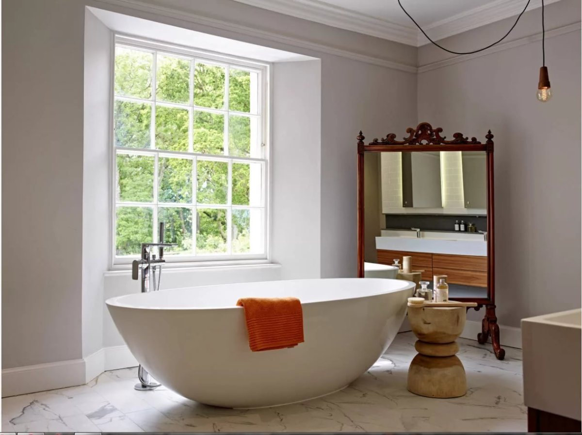 Раковина у окна в ванной