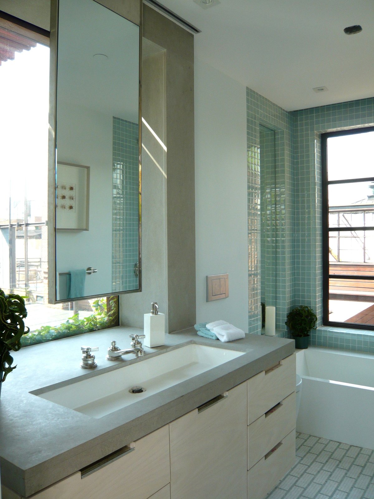 Раковина у окна в ванной