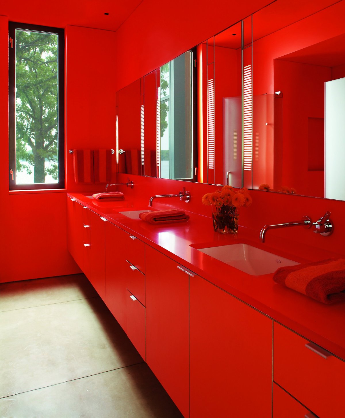 Ванная комната в красных тонах