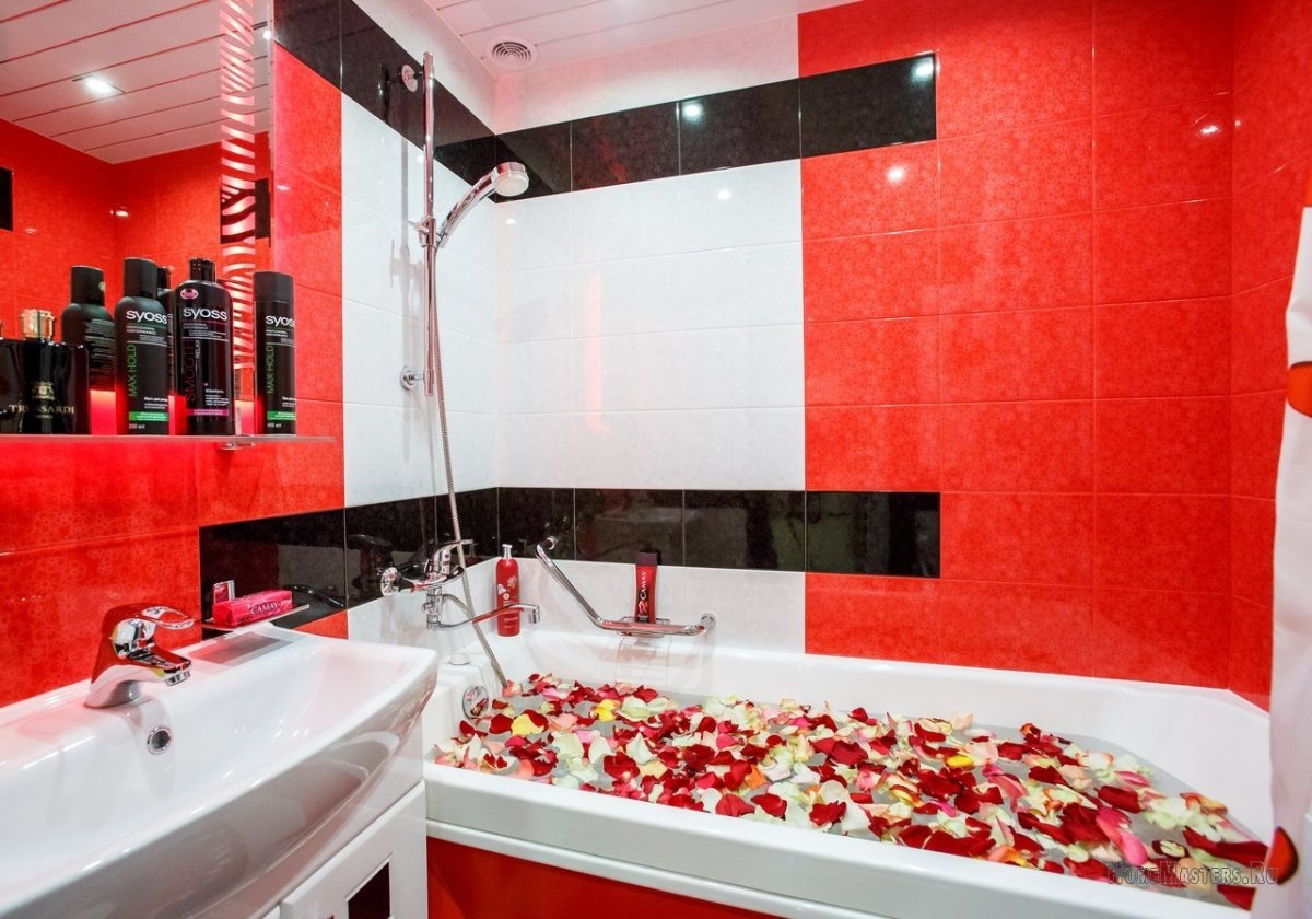 Красно черно белая ванная