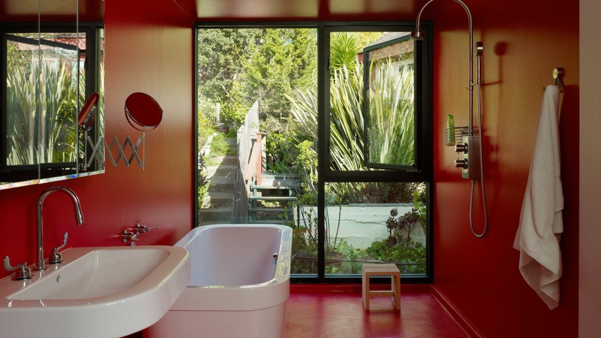 Ванна в красных тонах