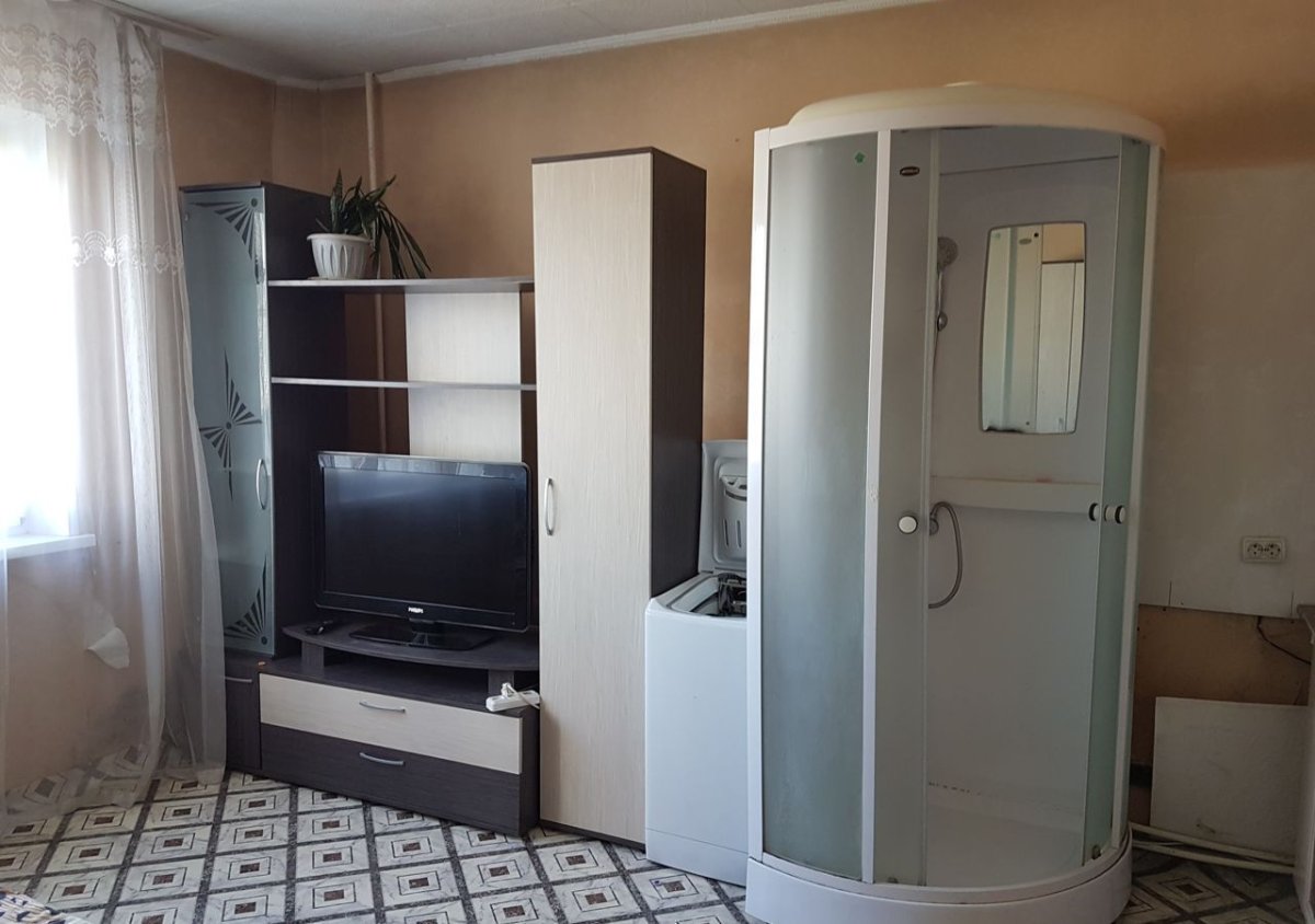 Душевая кабина в комнате общежития