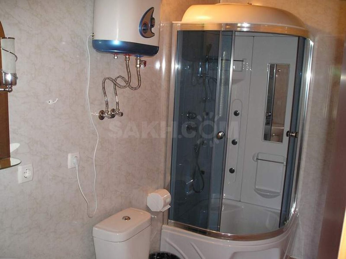 Душевая кабинка в ванной с колонкой