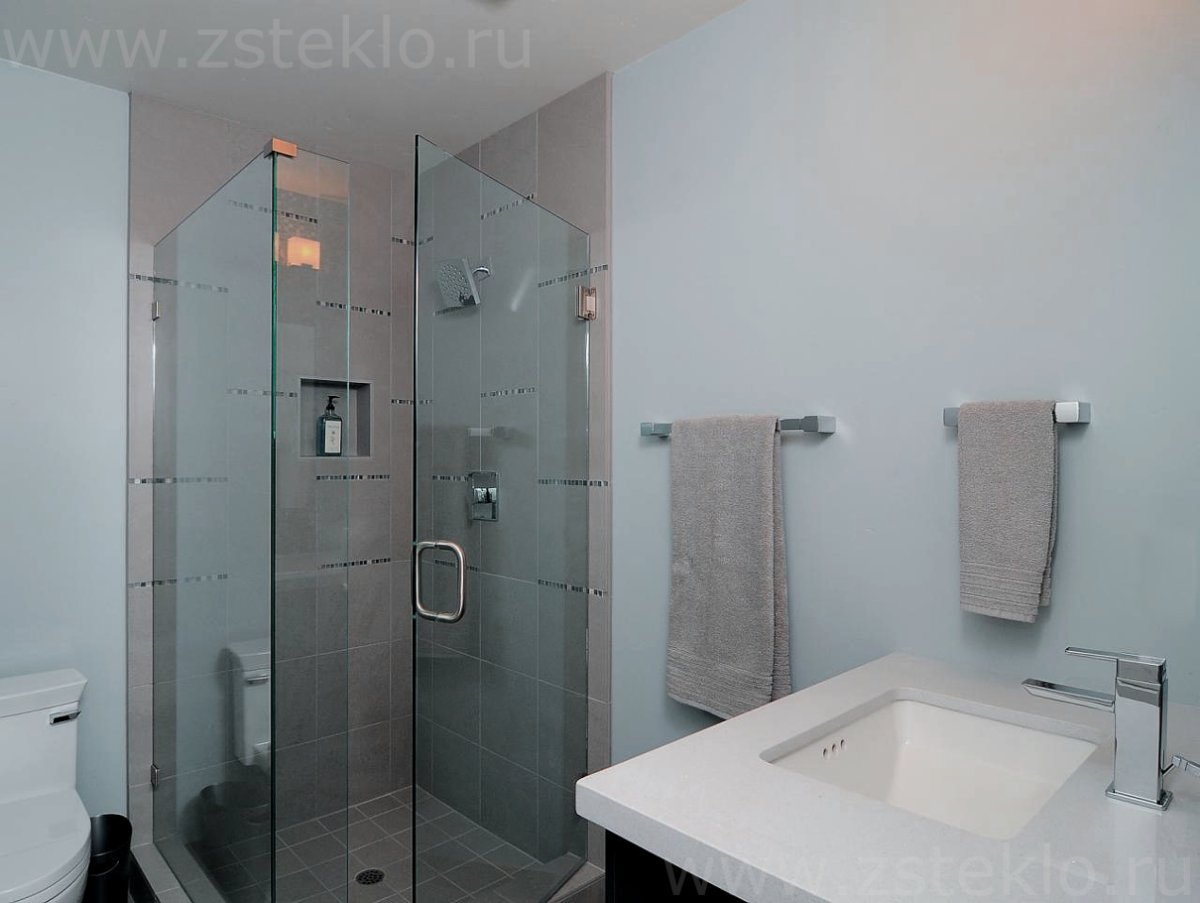 Душевые перегородки из стекла в маленькой ванной комнате