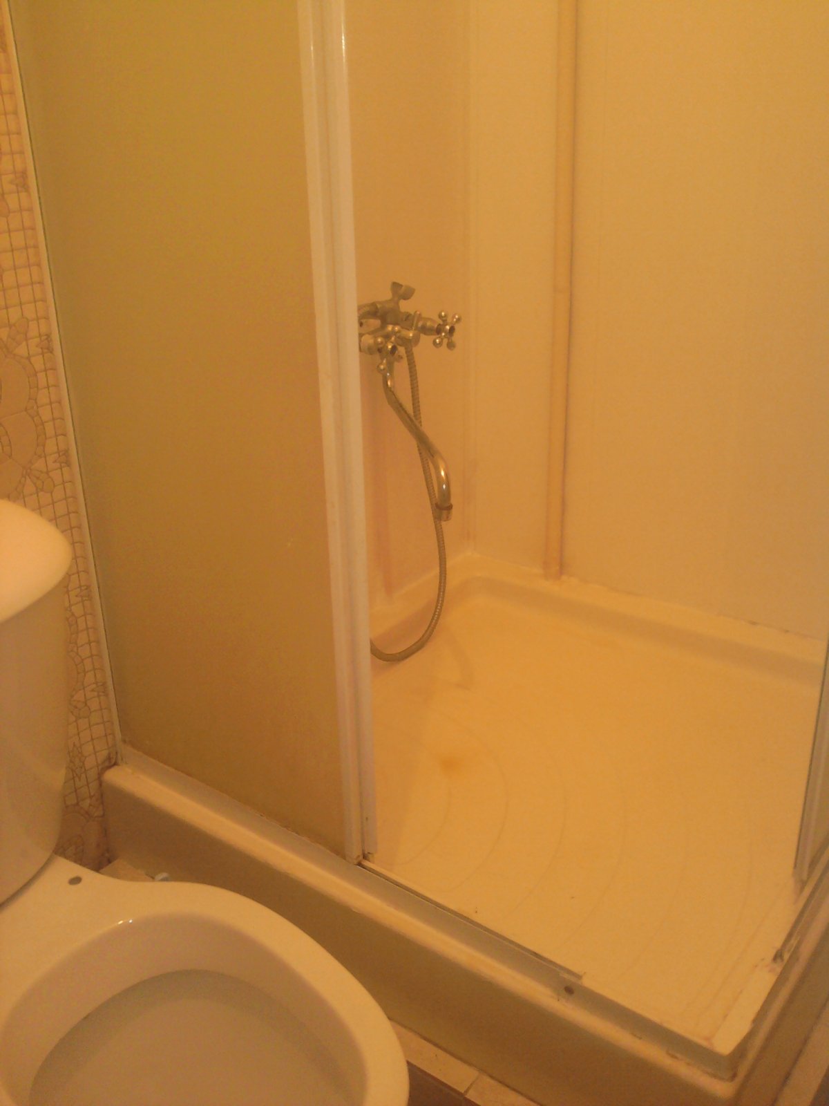 Душевая кабина в общежитии