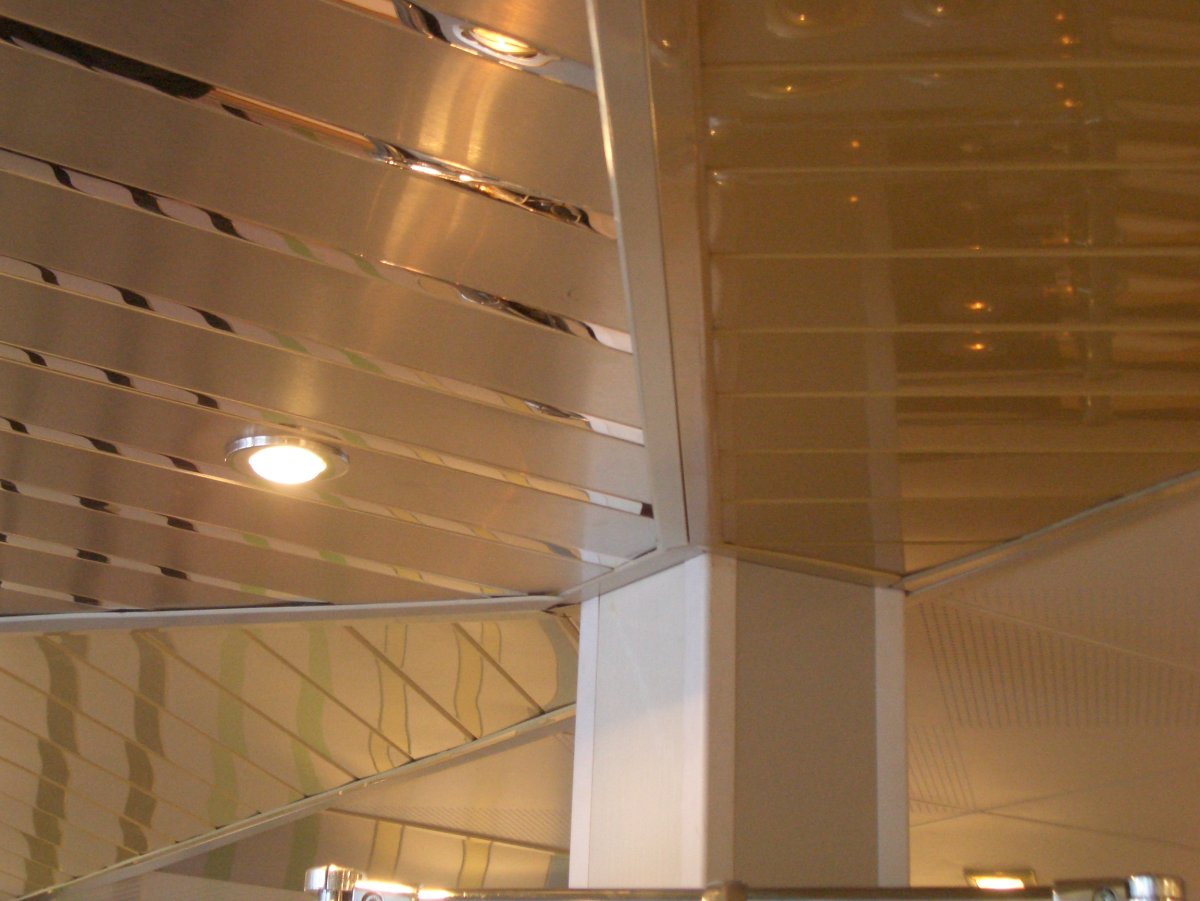 Подвесные потолки в ванную алюминиевые