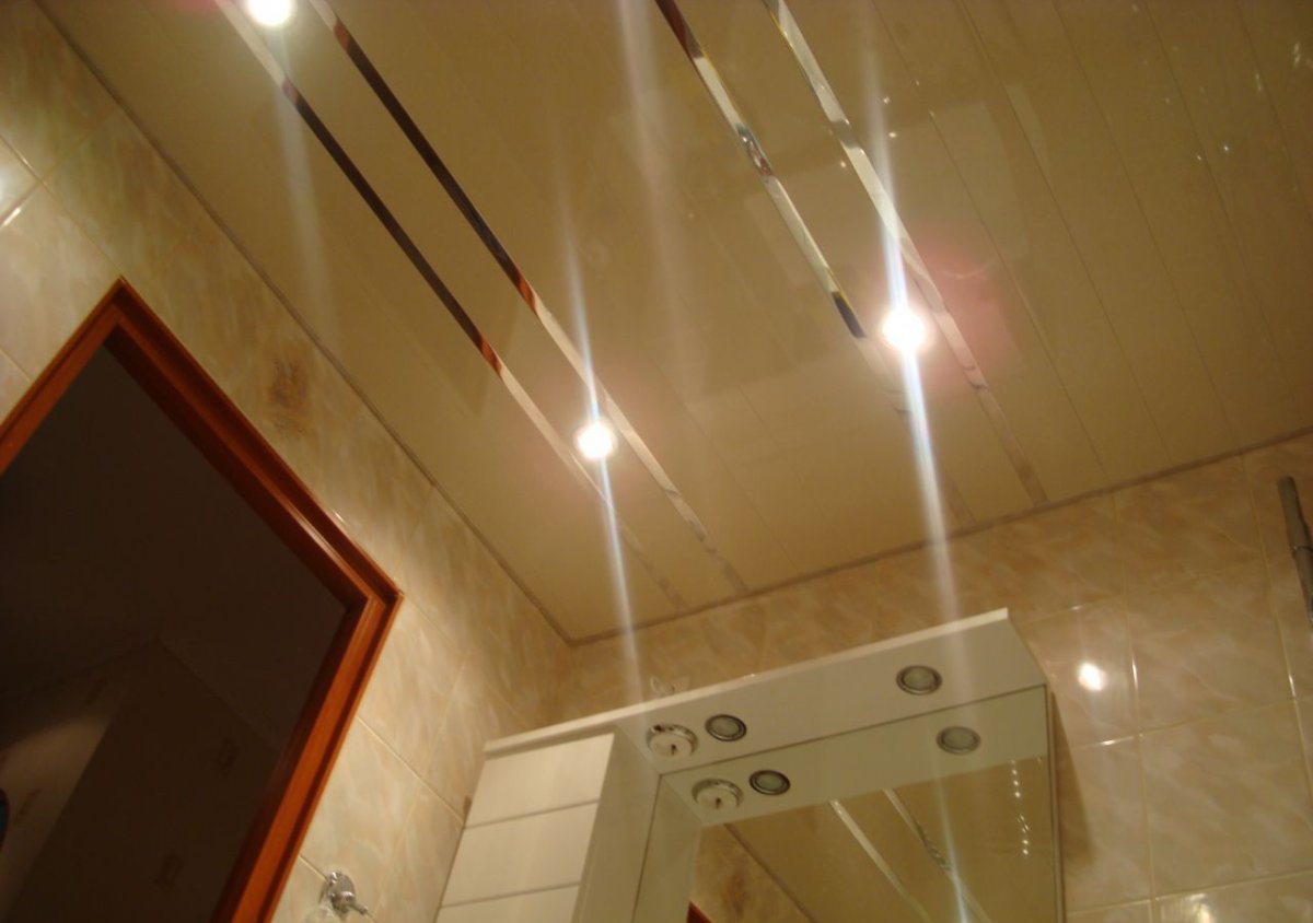 Реечный потолок в ванной