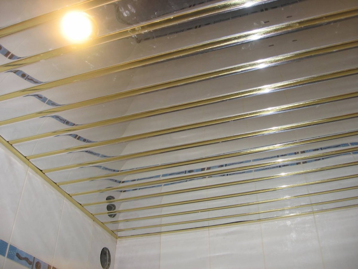 Реечный потолок в ванной белый