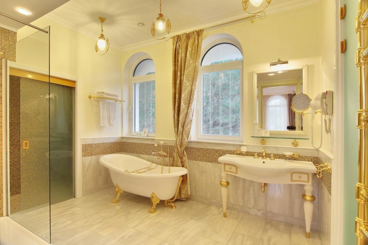 Ванная в золотых тонах
