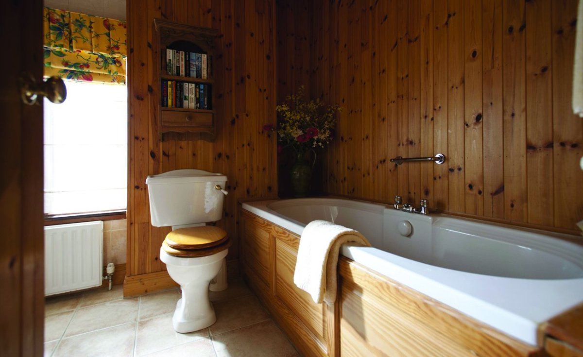 Ванная комната обшитая деревянной вагонкой