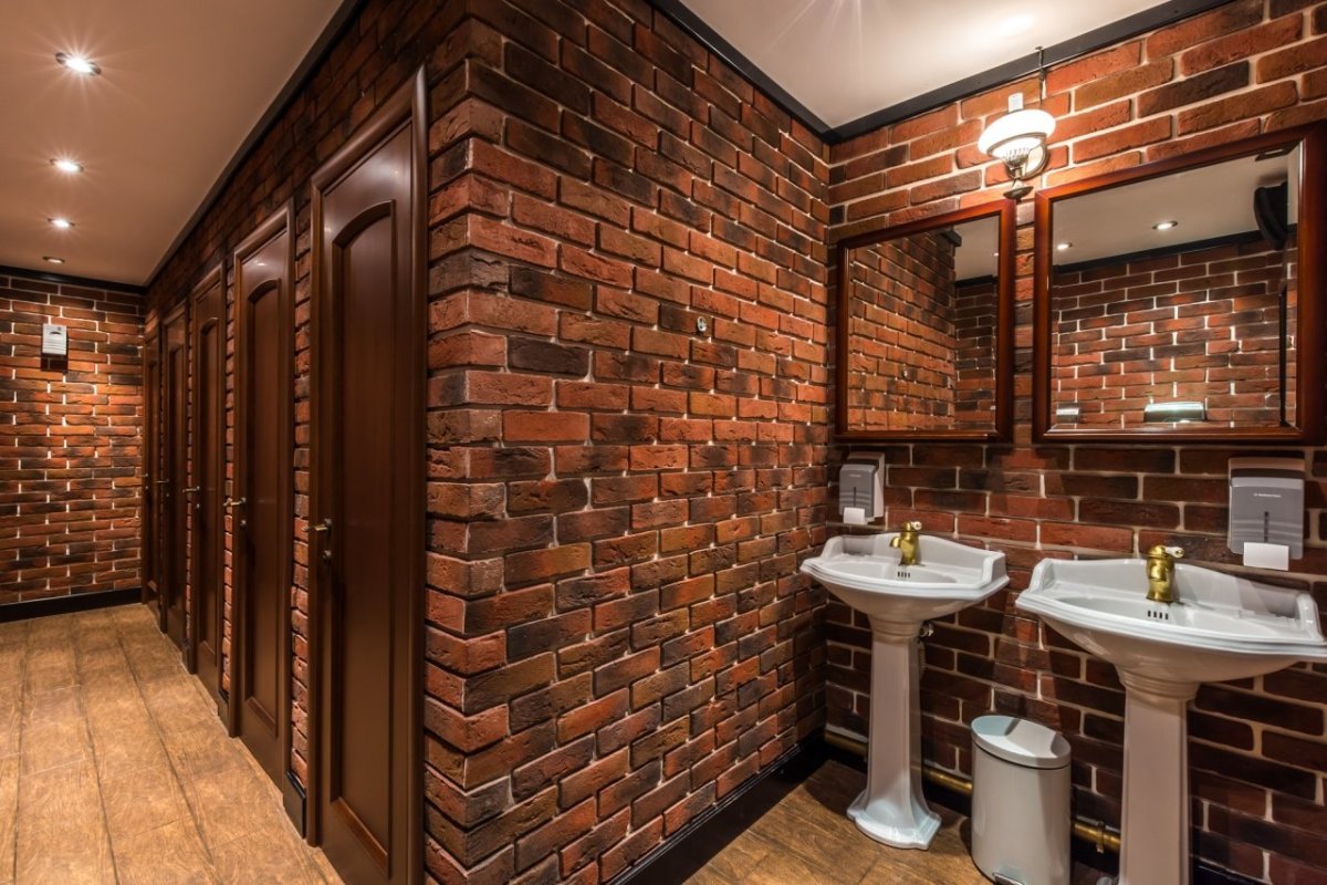 Интерьер туалета в ресторане