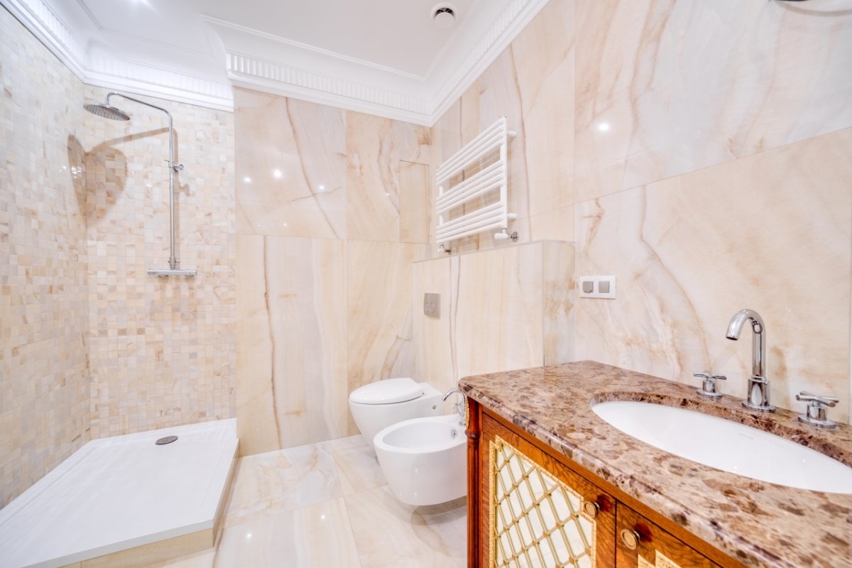 Ванная в светлых тонах с мозаикой