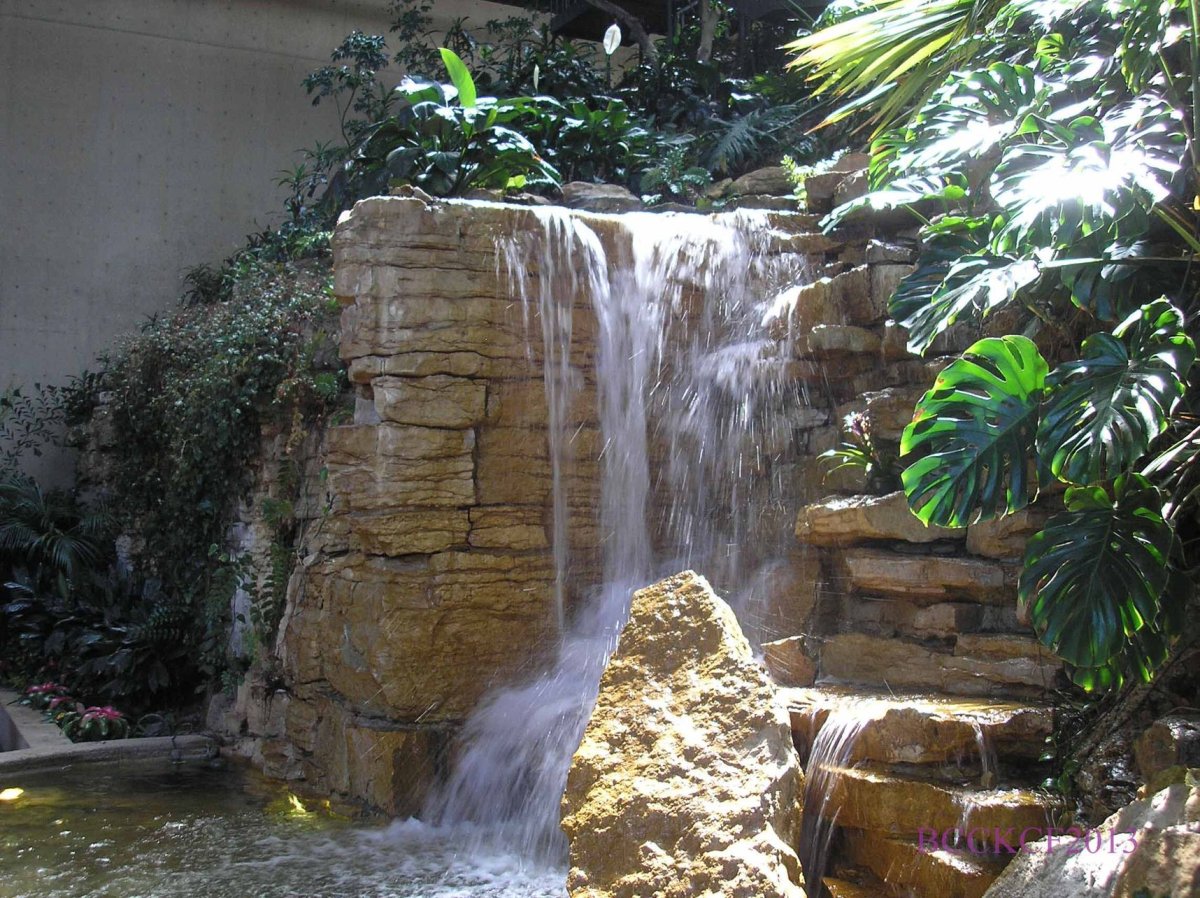 Искусственный водопад для квартиры белый камень