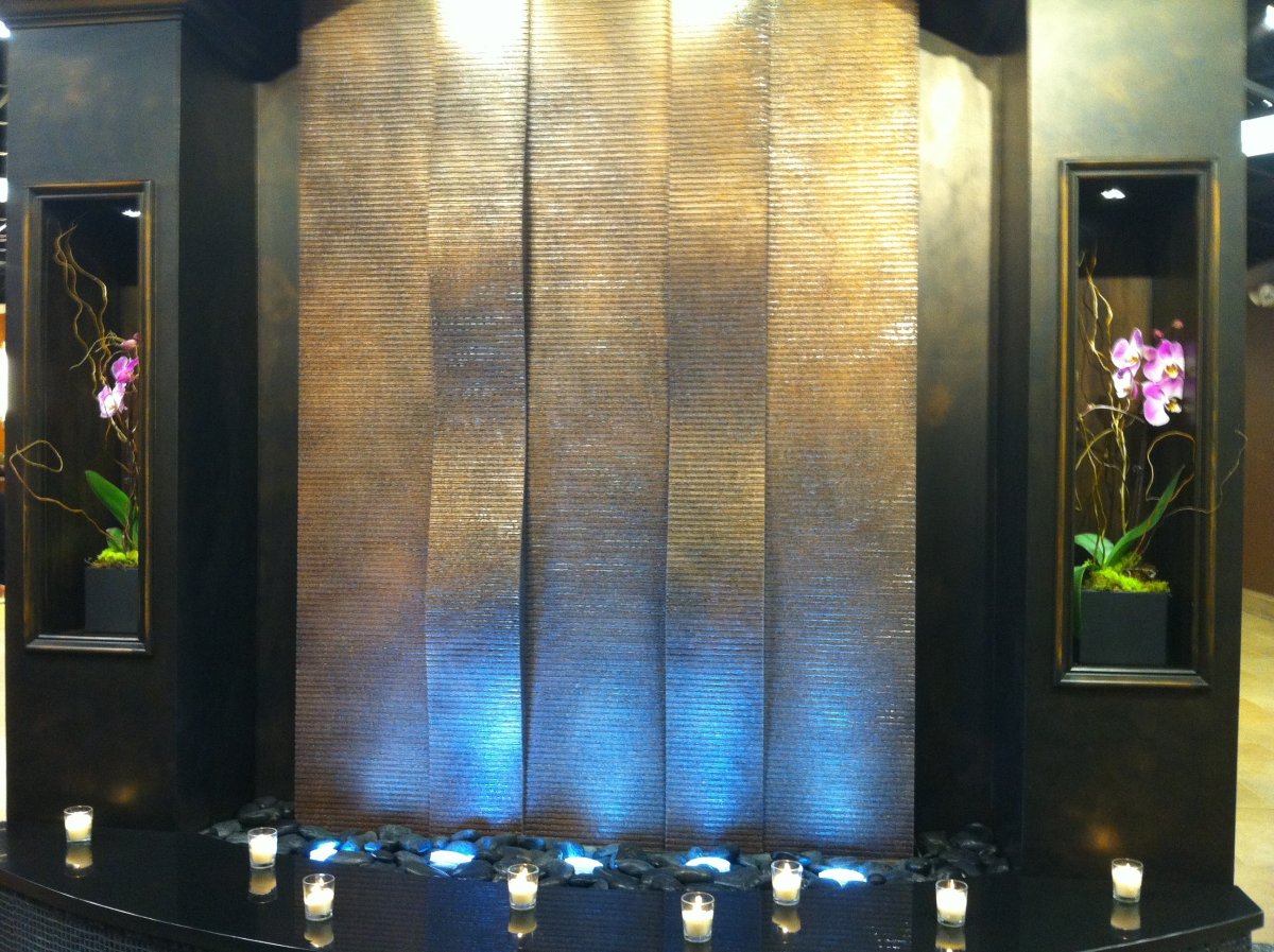 Стена с водопадом со стены в бассейн