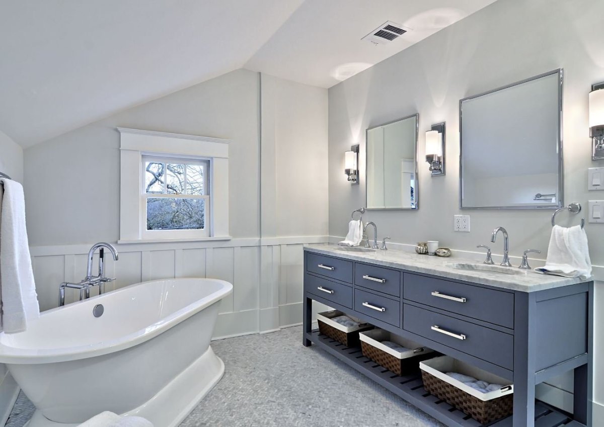 Отдельностоящая ванна в маленькой ванной