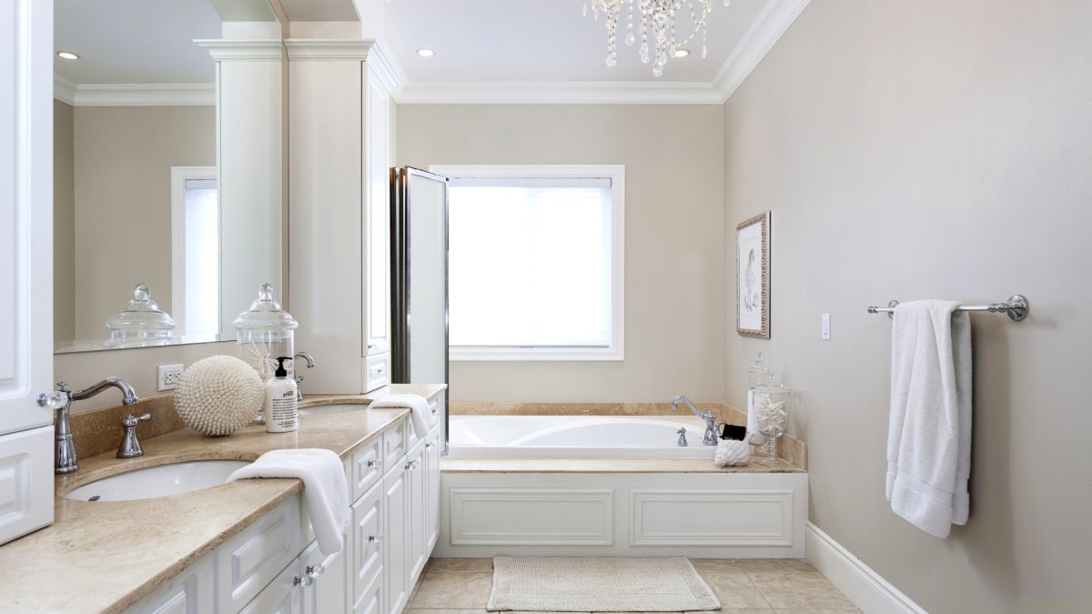 Интерьер ванной комнаты с окном