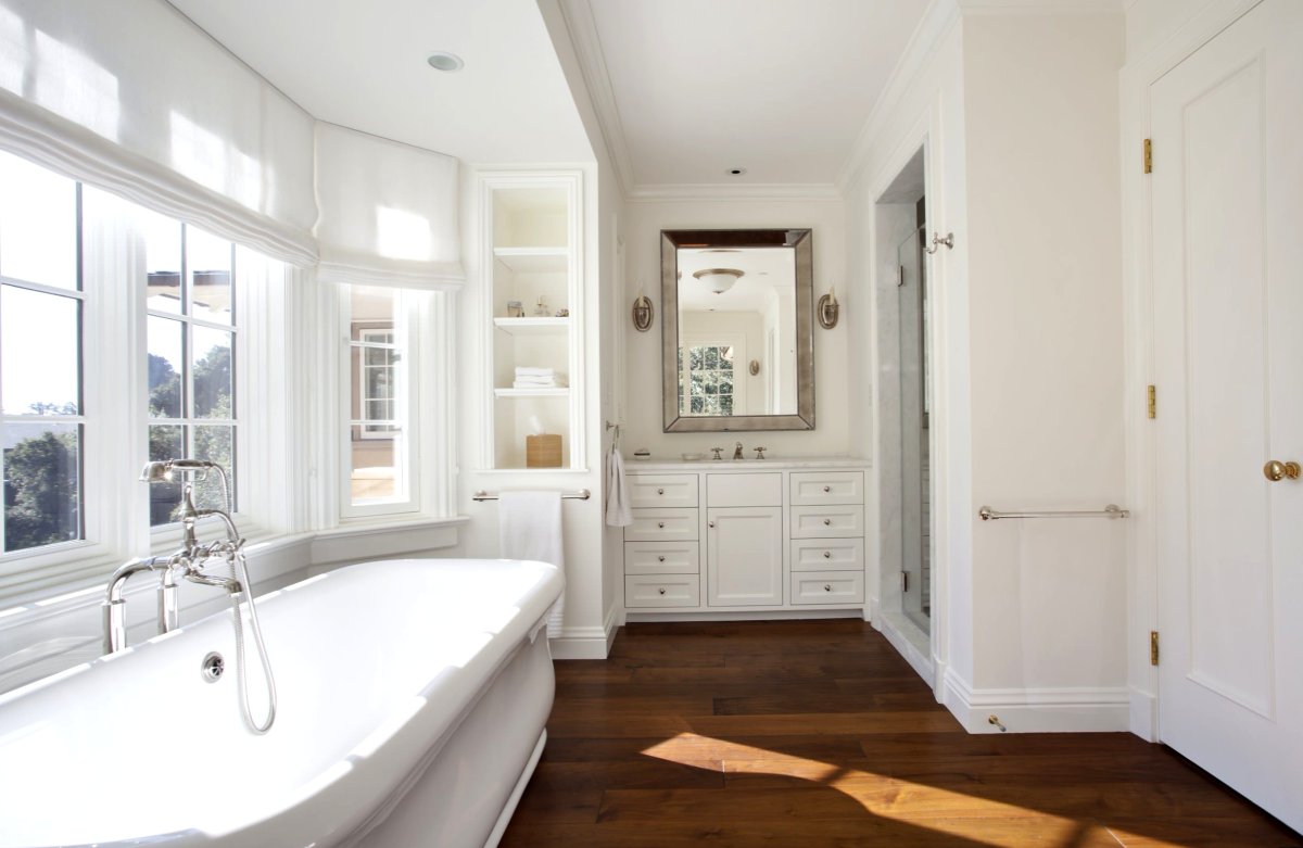 Белая ванная комната с деревянным полом