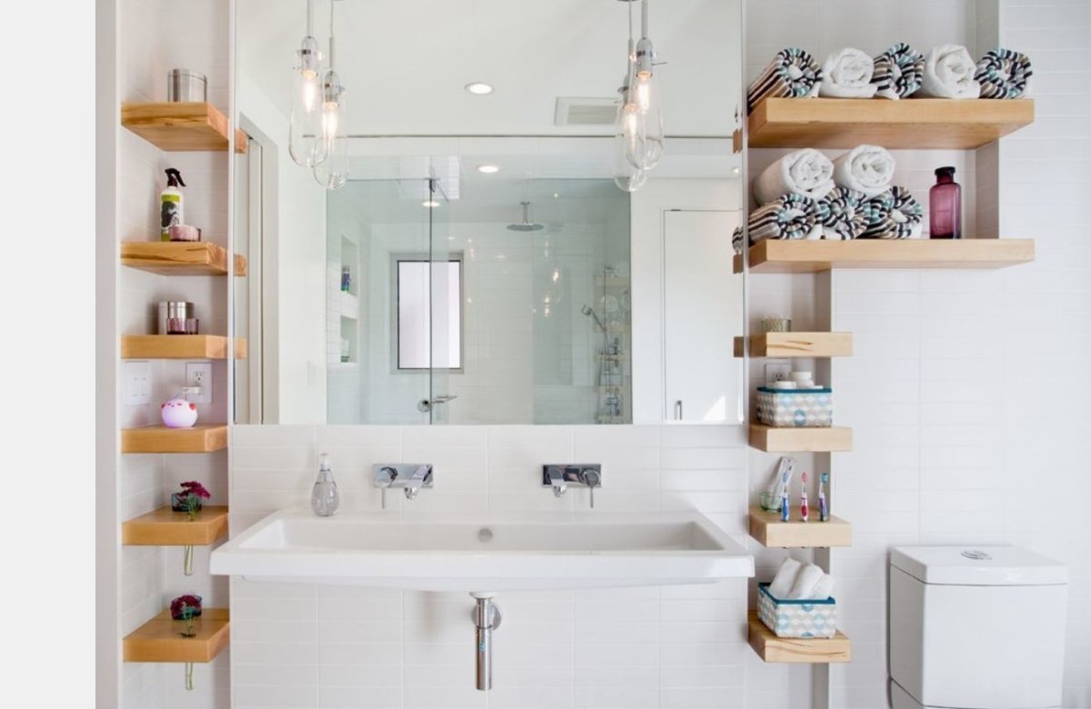 Открытые полки в ванной комнате