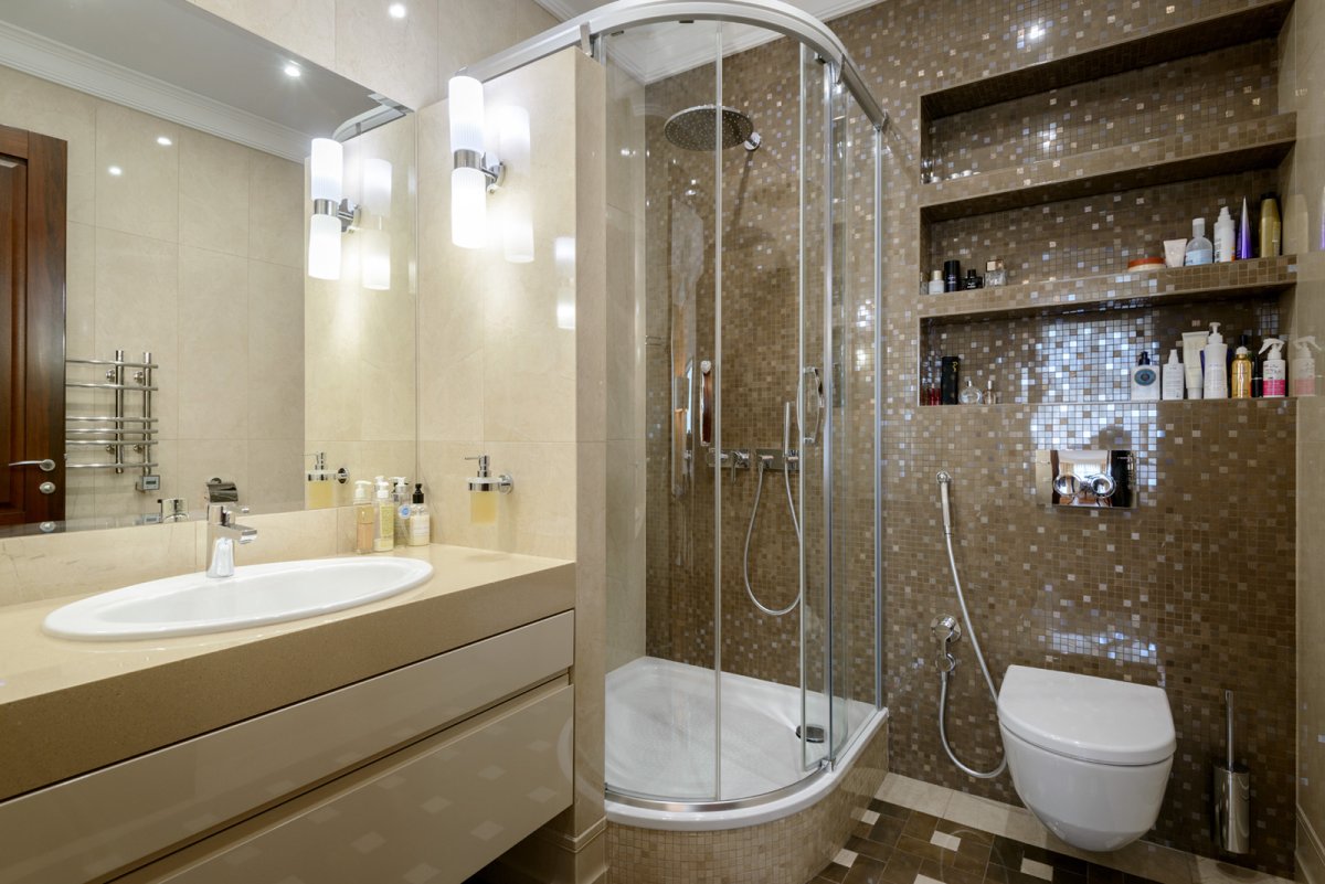 Самый экономичный вариант отделки ванной комнаты с душевой