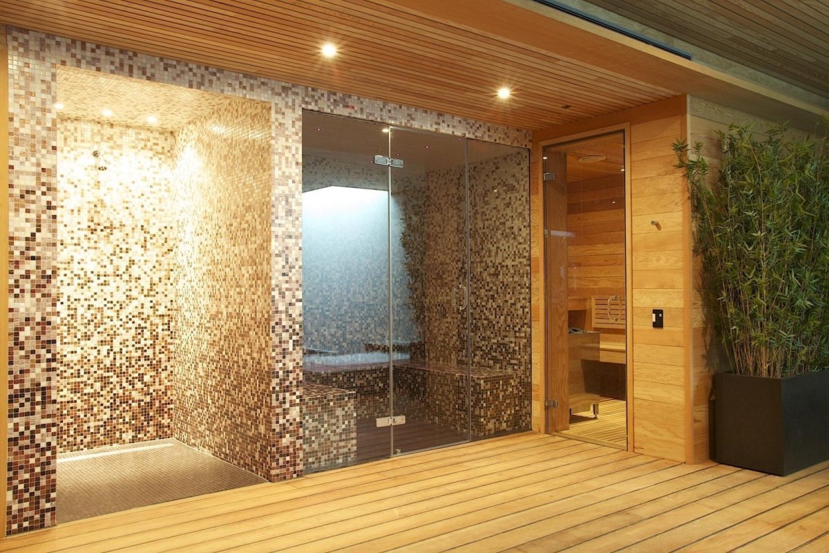 Интерьер душевой в бане