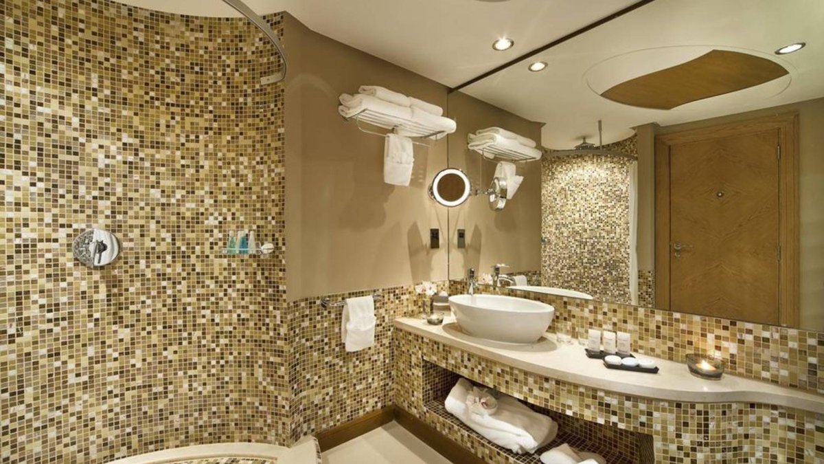 Ванная под мрамор с мозаикой