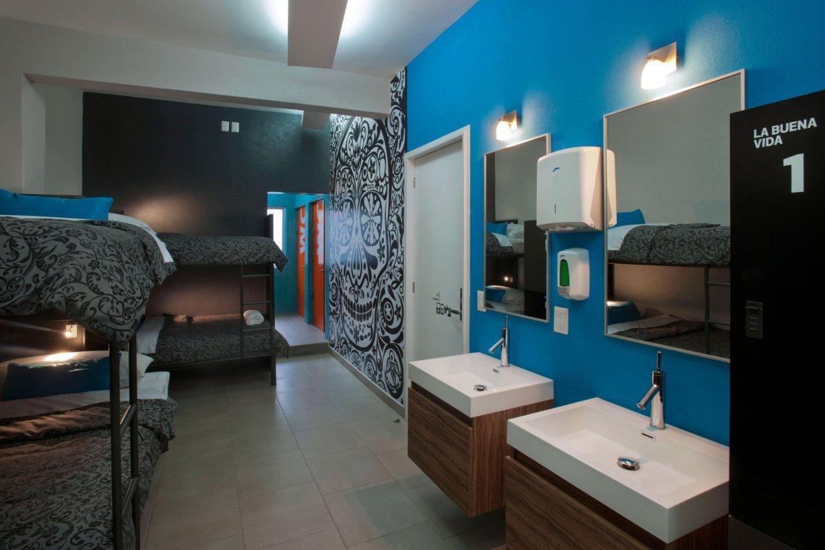 Душевая комната в хостеле