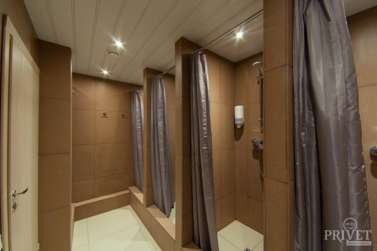 Душевые кабинки в хостеле