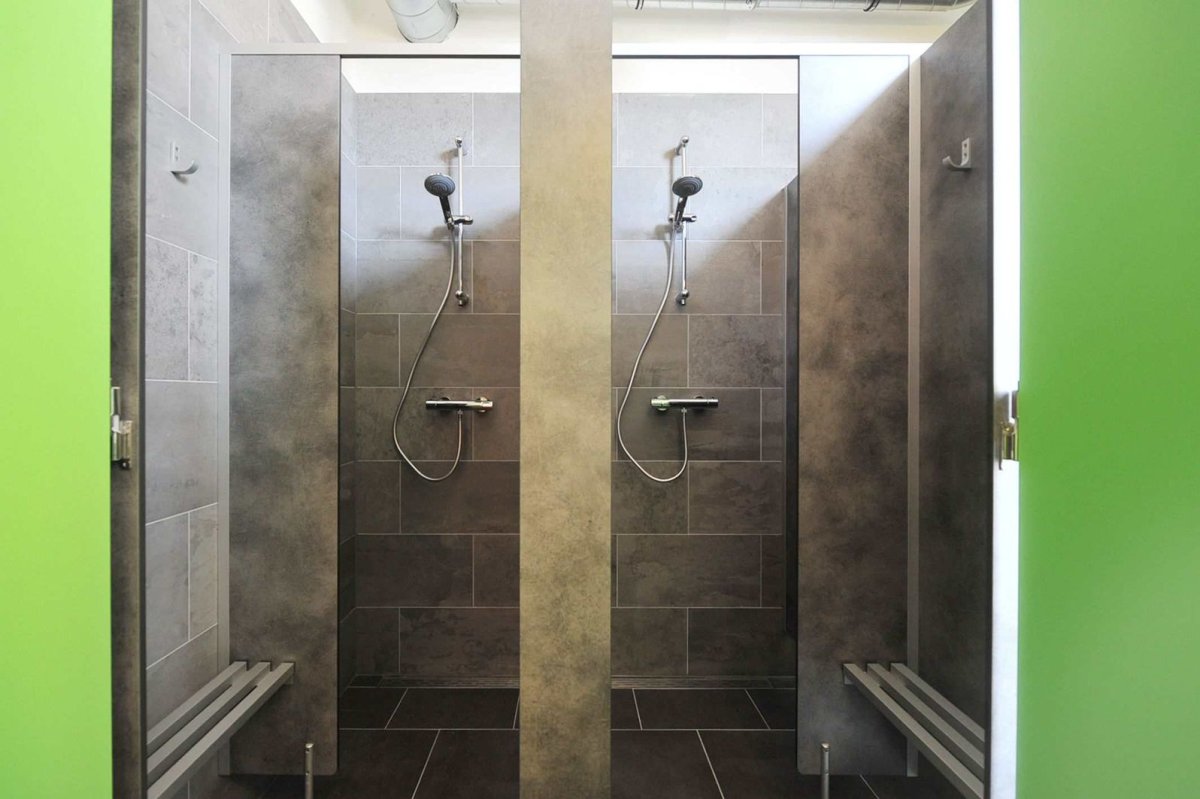 Комната в общежитии с душевой кабиной