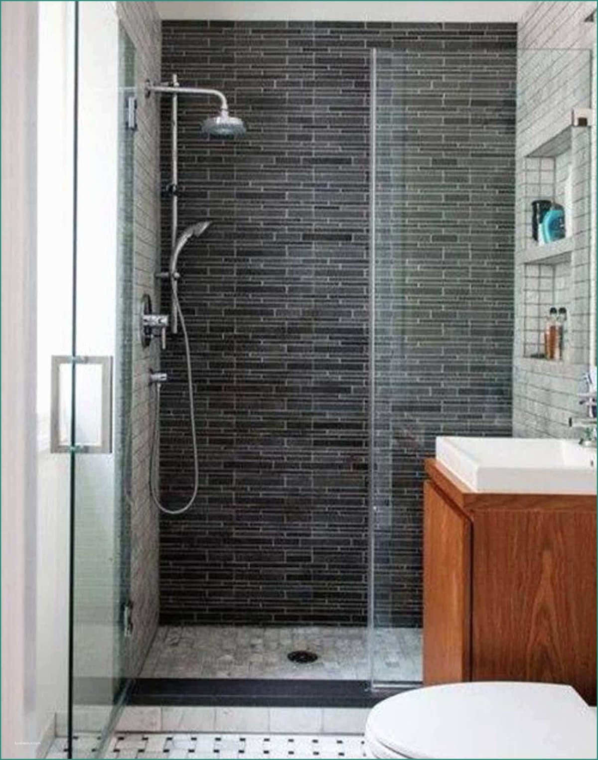 Маленький санузел с душевой