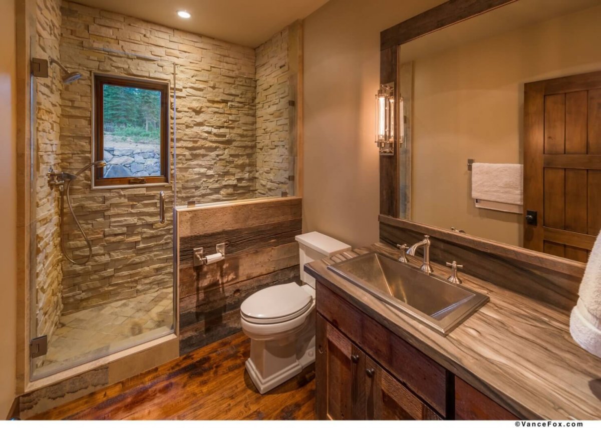 Отделка ванны камнем и деревом