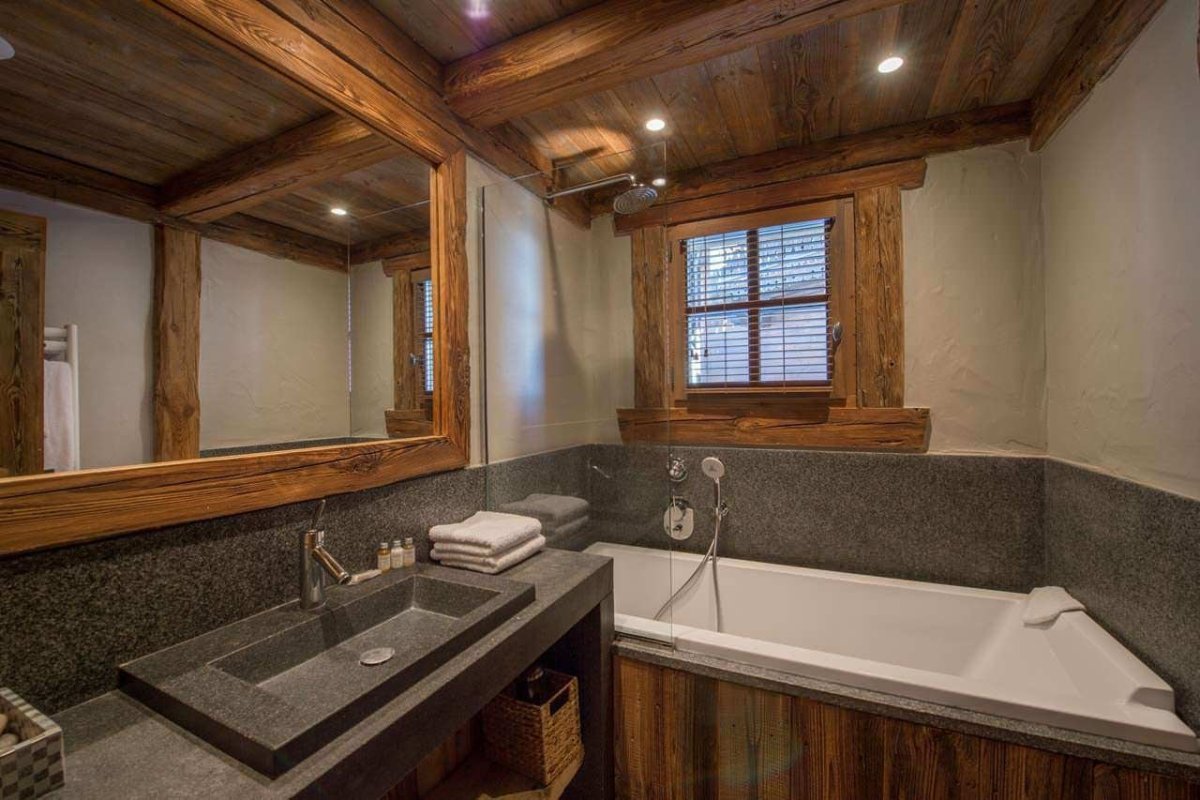 Ванная комната из дерева