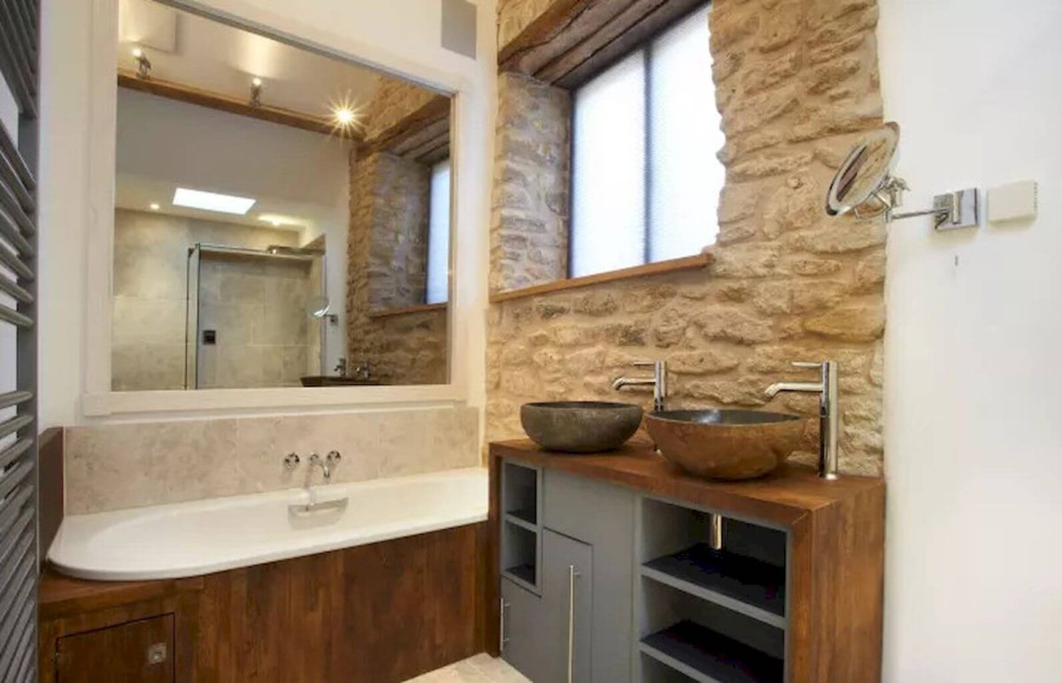 Деревянный потолок в ванной