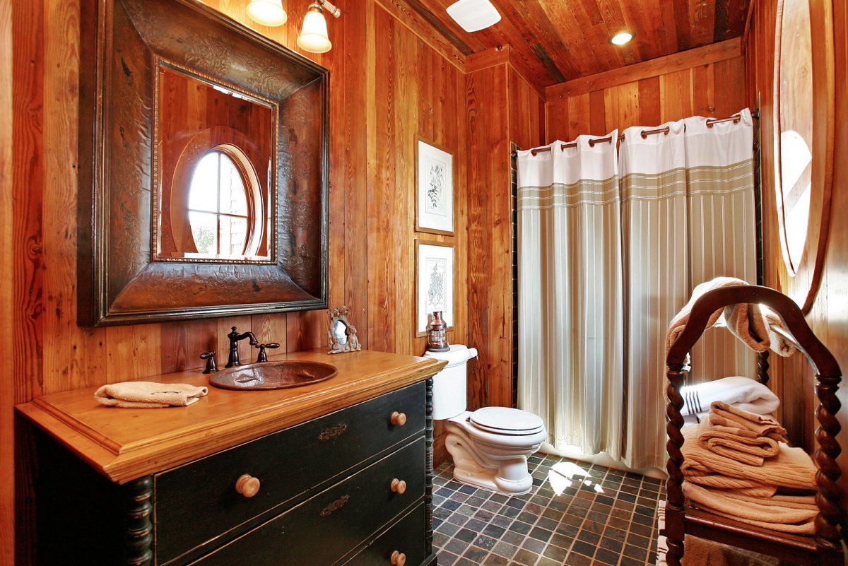 Ванна в стиле дерева