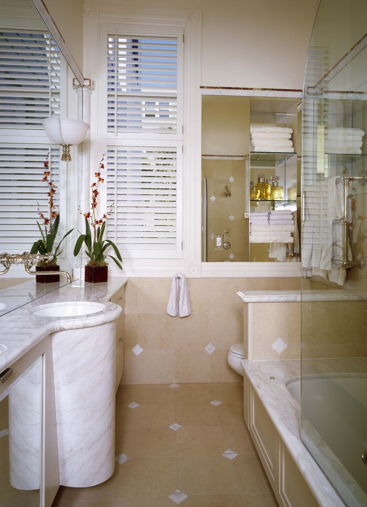 Интерьер ванной комнаты и кухни