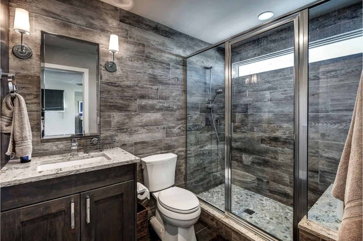 Душевая комната под мрамор и дерево