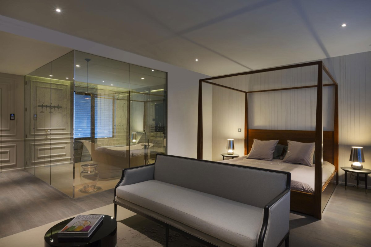 Зонирование санузла раздвижными перегородками