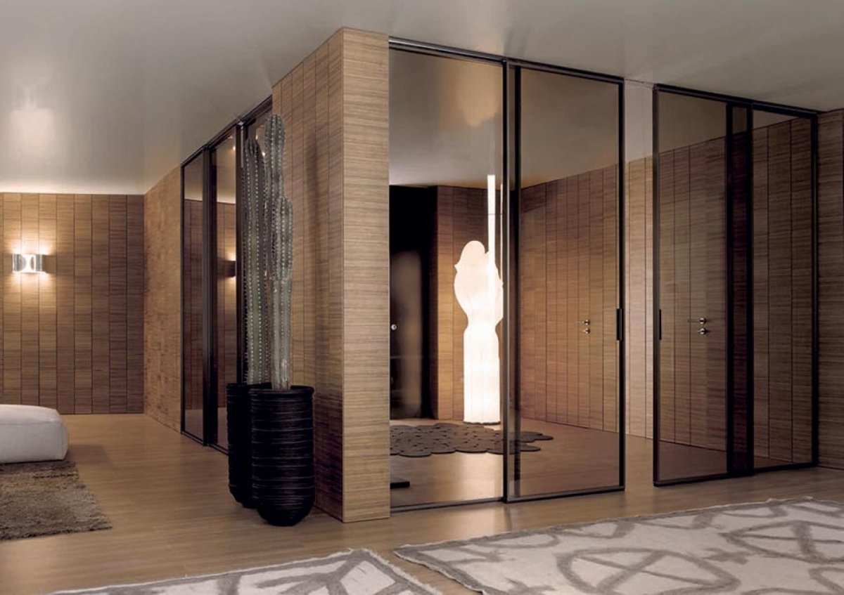 Стеклянная дверь из спальни в ванную