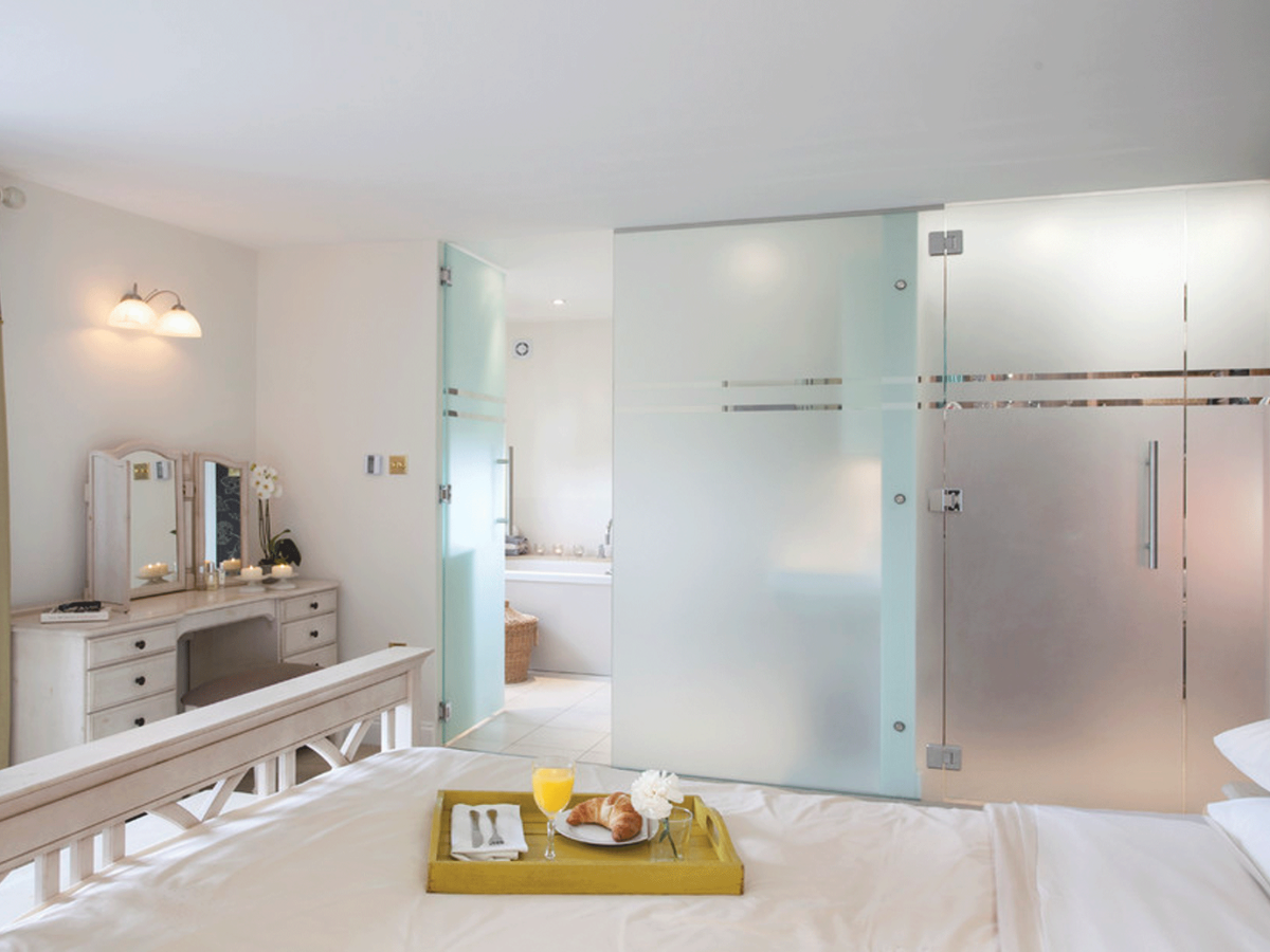 Стеклянная перегородка между спальней