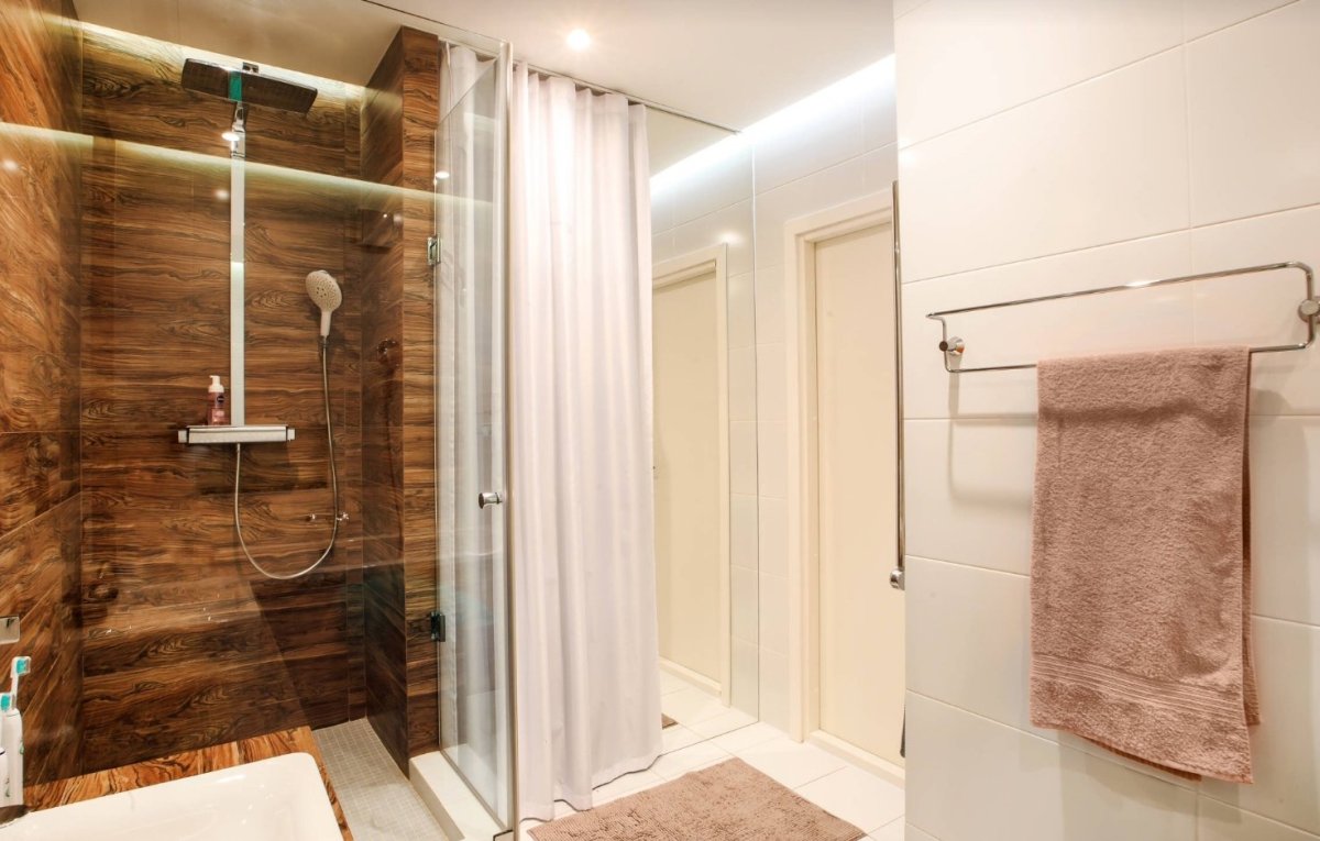 Ванная комната с деревянной столешницей