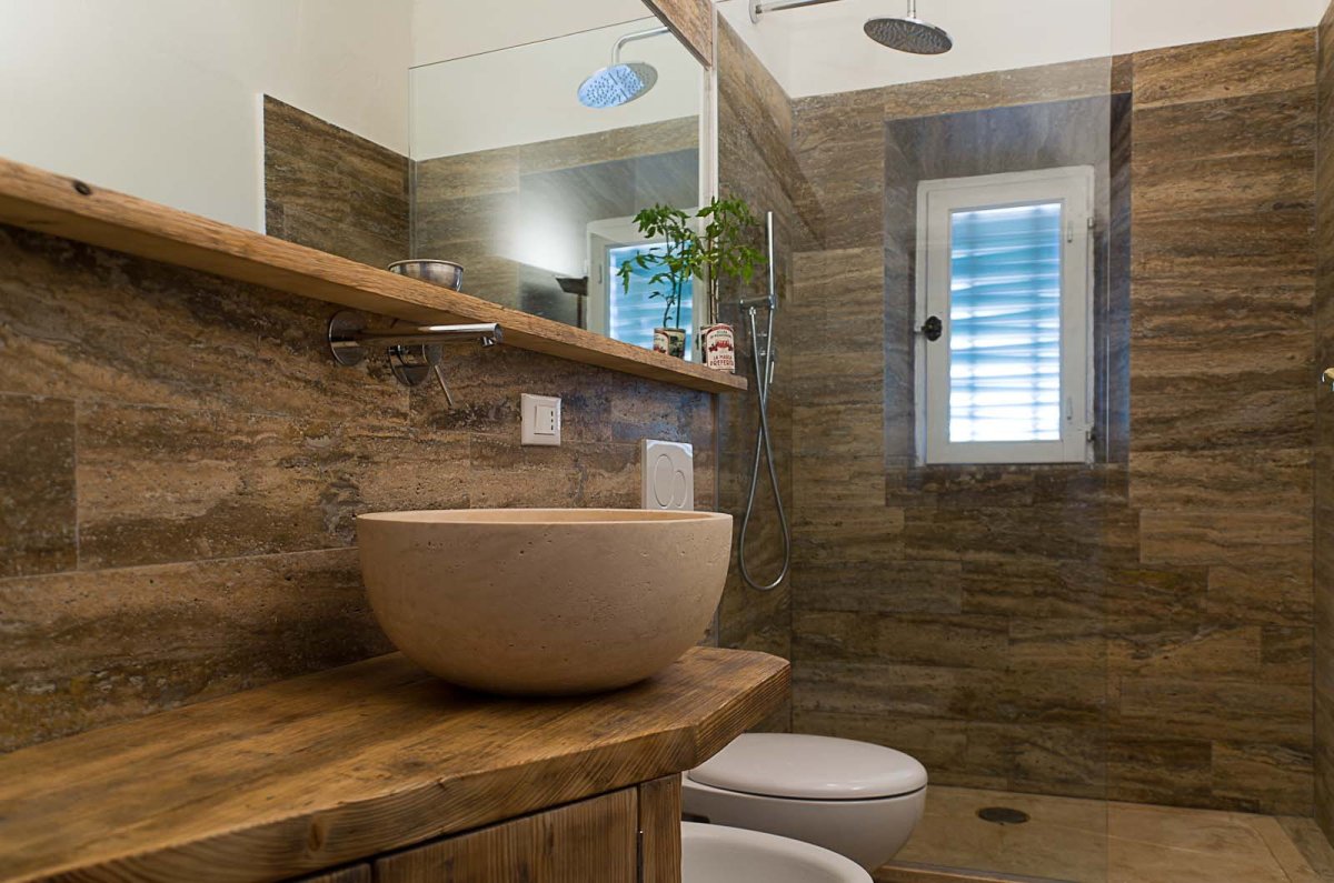 Ванная комната в стиле лофт плитка под мрамор и дерево