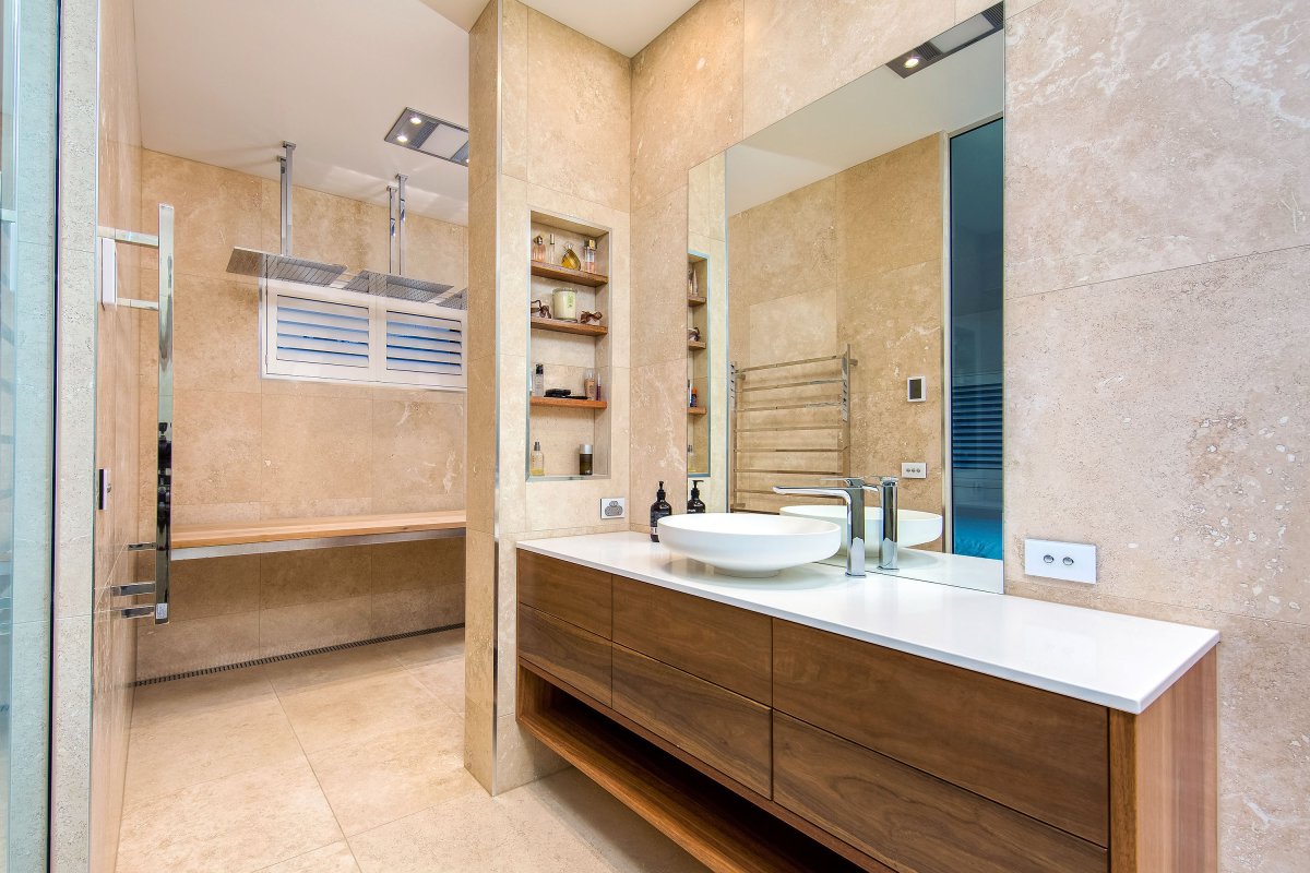 Ванная отделанная травертином