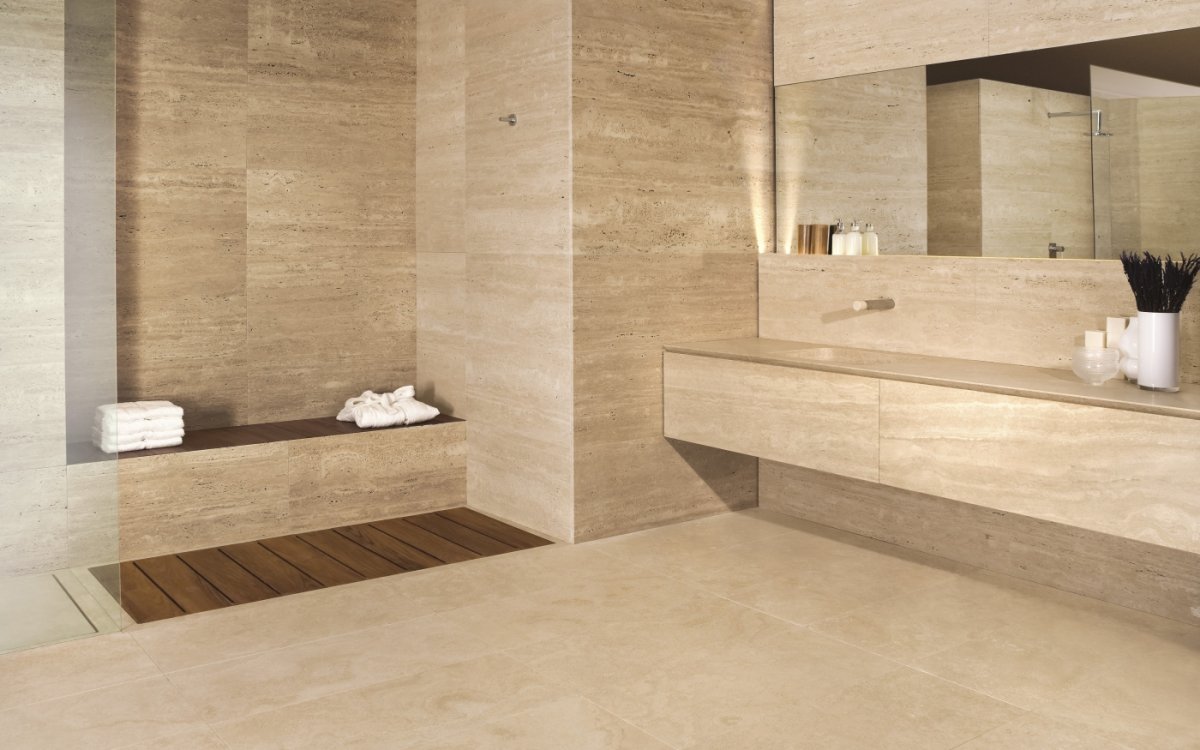 Столешница из травертина для ванной в современном стиле