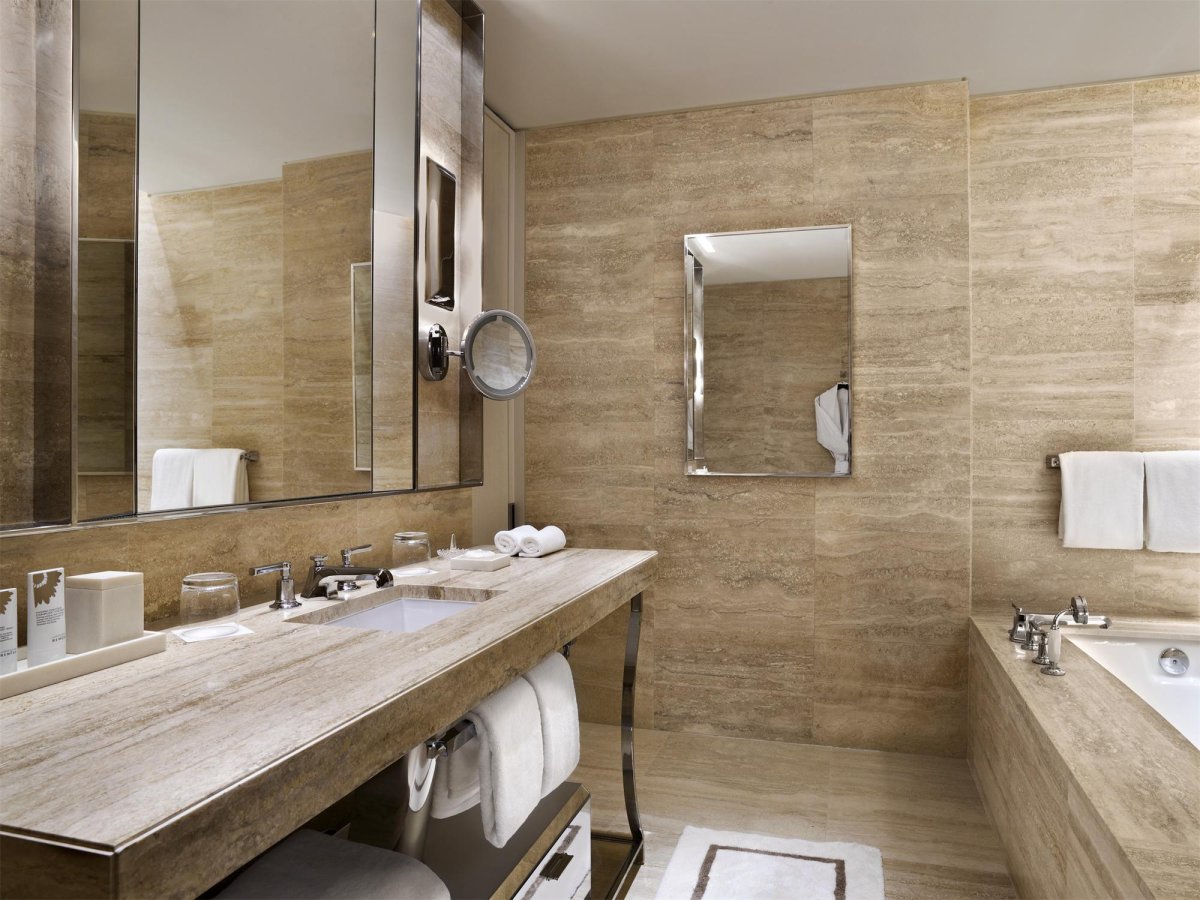 Ванная из травертина в квартире