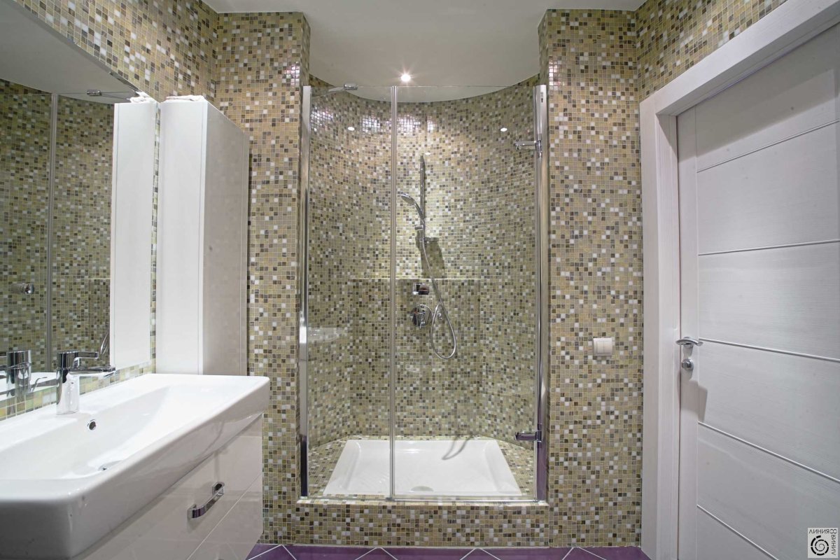 Черная душевая из мозаики