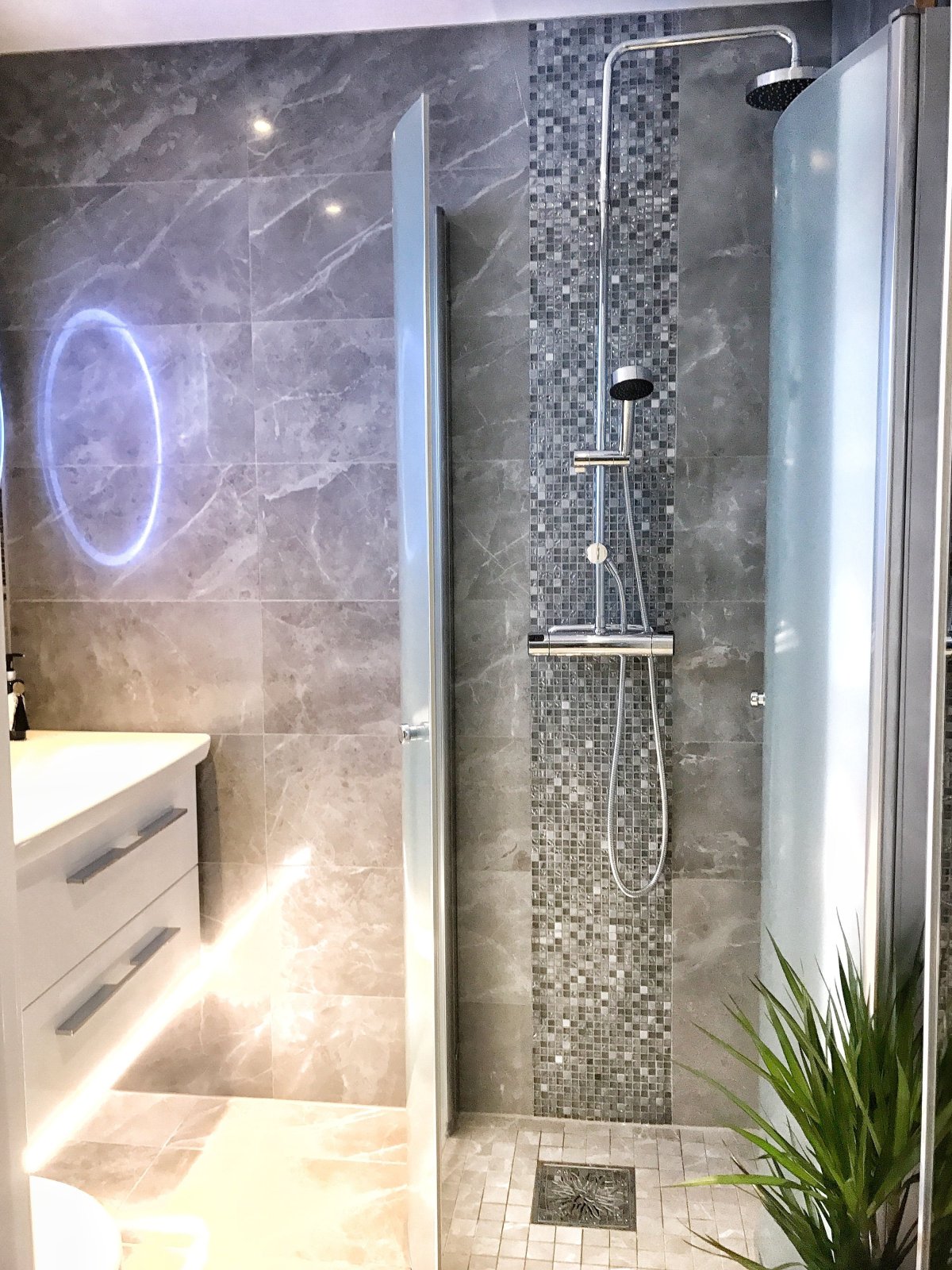 Душевая кабина из мозаики