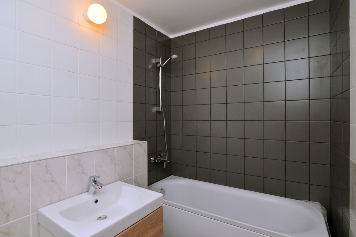 Ванная в коричневых тонах с душевой кабиной