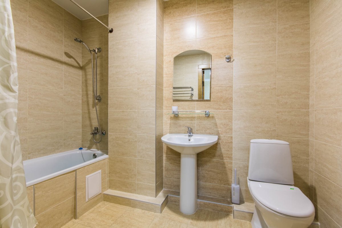 Ванная с деревянным полом