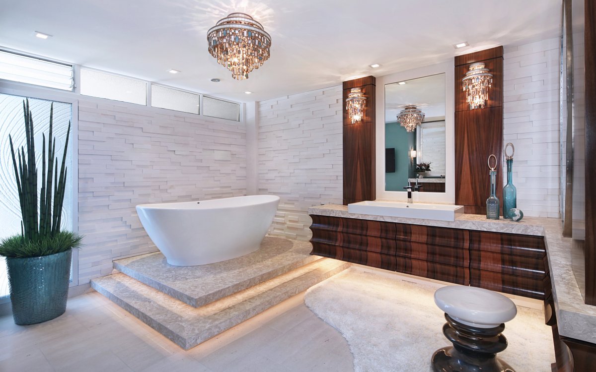 Ванная с большой люстрой